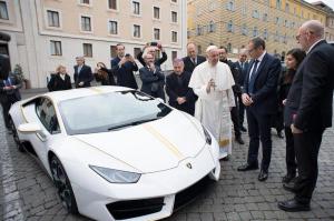 Papa Francisco recibe como regalo un Lamborghini edición especial | El  Diario Ecuador