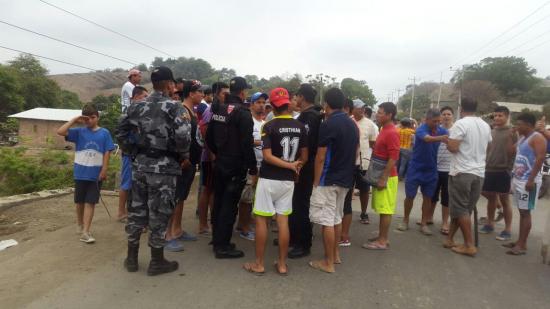 Ciudadanos cierran la via Tosagua - Bahía de Caráquez como protesta