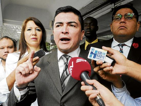 Denuncian a Rafael Correa