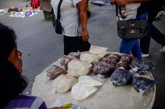 Cucharadas de comida, la última opción de compra en la crisis venezolana
