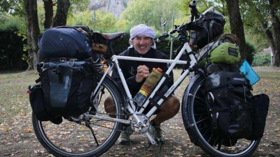 Un payaso español recorre 117 países en bicicleta con actuaciones solidarias