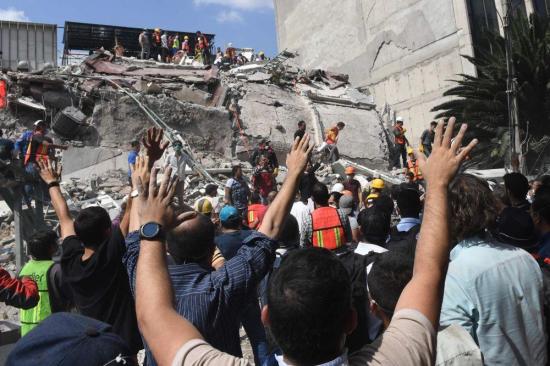 Ciudad de México, 'de pie' dos meses después del terremoto, dice su alcalde