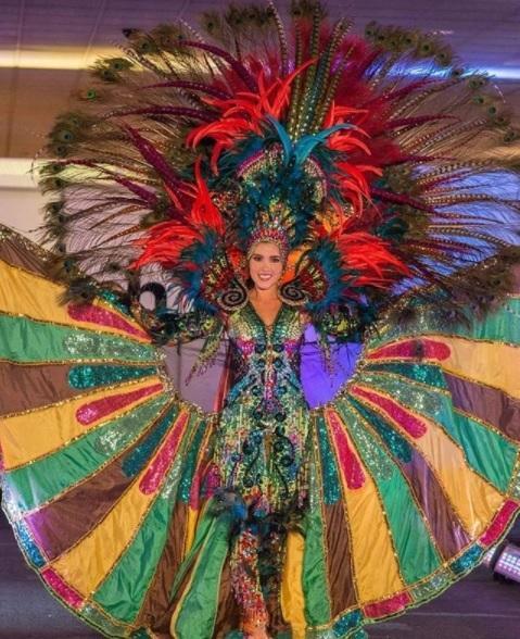 Daniela Cepeda, Miss Ecuador, destaca en su desfile de Traje Típico