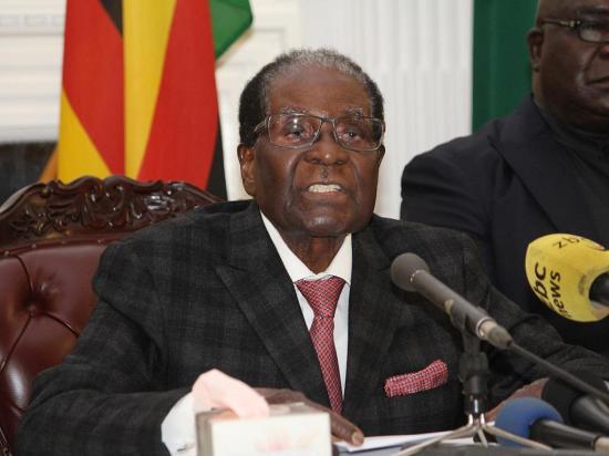 Mugabe se  resiste a caer