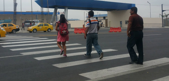 Cruzan corriendo por falta de un semáforo peatonal, en la vía a El Palmar