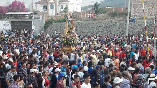 Miles de devotos acompañan a la virgen de Monserrate en la procesión