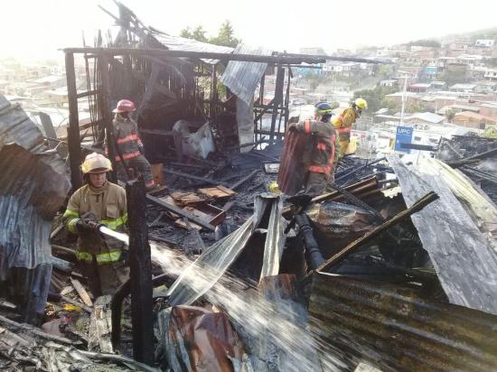 Voraz incendio consume al menos 3 casas en Portoviejo