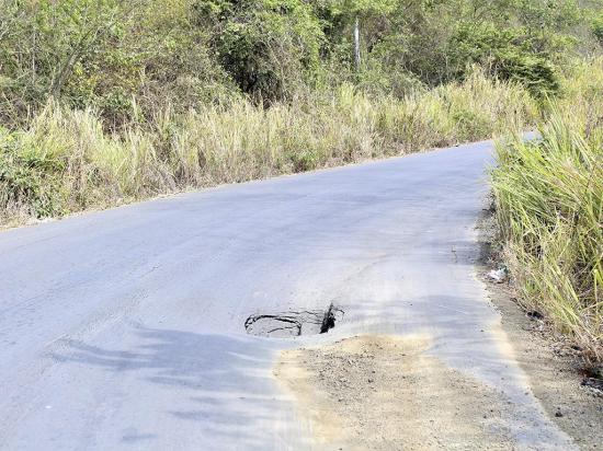 Transportistas sienten temor por un hueco en la vía Jipijapa-Chade