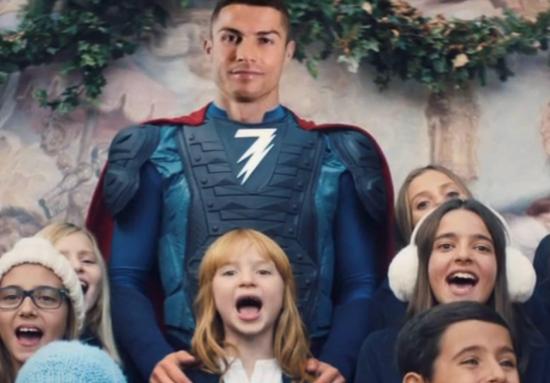 Cristiano Ronaldo anuncia la llegada de la Navidad vestido de superhéroe