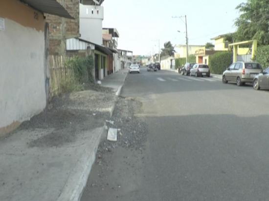Escombros imposibilitan el paso de los peatones  en la calle España