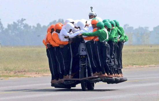 Ejército indio logra récord de más personas subidas en una moto
