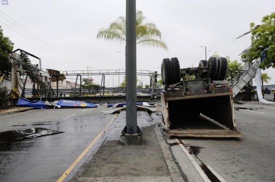 Paso peatonal colapsa en Guayaquil tras el impacto de un tráiler