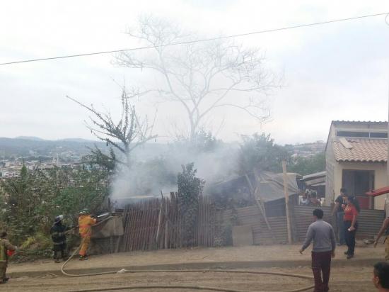 Quema de basura origina incendio en una vivienda de Jipijapa
