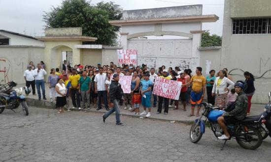 Padres de familia protestan por fusión de unidad educativa en El Carmen