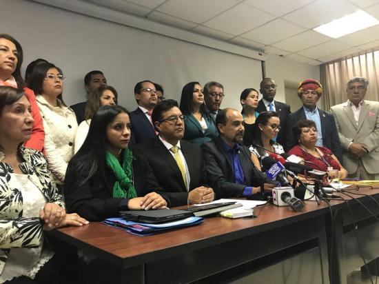 23 asambleístas del ala correísta anuncian acciones legales por consulta de Moreno