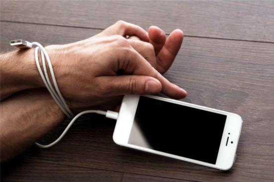 Adicción a teléfono móvil puede provocar trastornos como depresión o insomnio