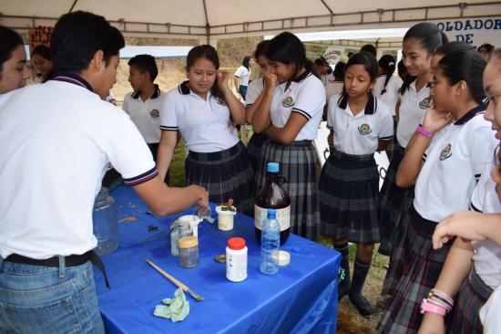 Estudiantes del colegio Interamericano, de Bahía de Caráquez, realizan feria de ciencias