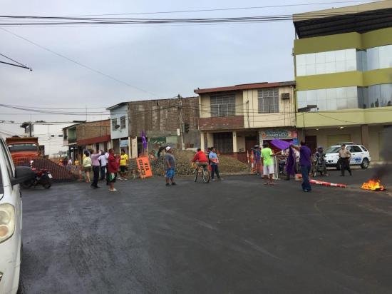 Ciudadanos cierran la calle Rocafuerte y avenida Guayaquil de Portoviejo