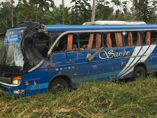 Al menos 3 muertos tras vuelco de bus en la vía Quevedo - Santo Domingo