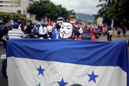 Incendian alcaldía y siguen los saqueos en rechazo a resultados electorales en Honduras