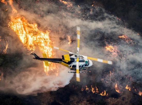 Vientos huracanados propagan los voraces incendios del sur de California