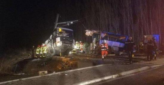 Choque de bus escolar y tren deja al menos 4 muertos en Francia