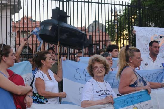 Familiares piden no olvidar a tripulantes de submarino argentino desaparecido