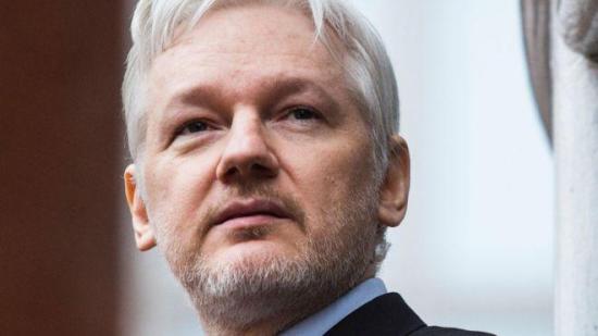 Assange se comprometió por escrito a no opinar de otros Estados, dice Ecuador