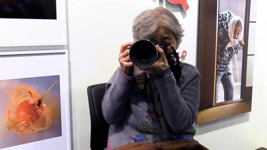 Los divertidos 'selfies' de una abuela de 89 años se exponen en Tokio