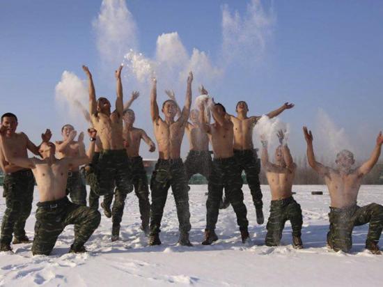 Grupo de soldados no le teme al implacable frío