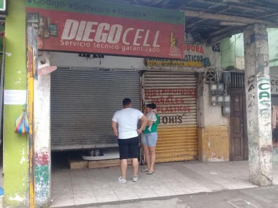 Delincuentes roban más de 50 celulares en un almacén de El Carmen