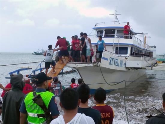 Filipinas busca 7 desaparecidos del naufragio de un barco que causó 4 muertos