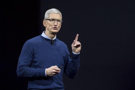 Apple obliga a Tim Cook a viajar en avión privado y casi duplica su sueldo