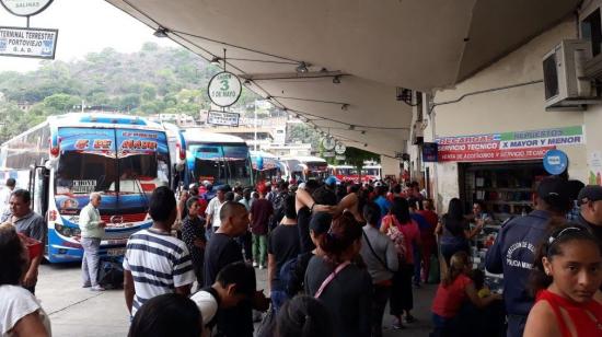 Largas filas de pasajeros en el terminal terrestre de Portoviejo