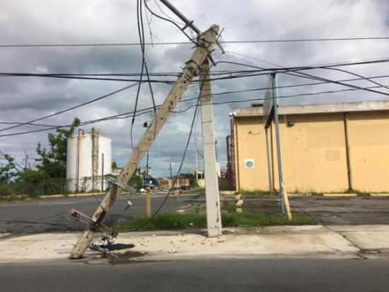 Familias en el norte de Puerto Rico claman servicio eléctrico tras paso huracanes