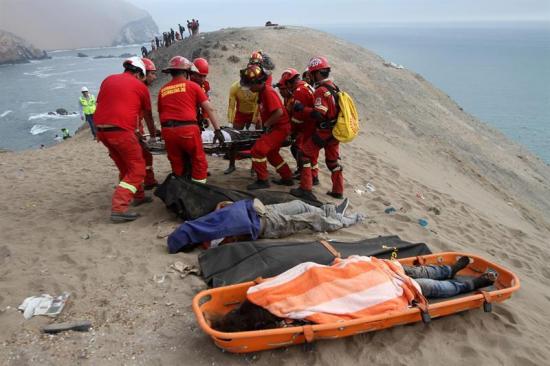 Suben a 48 los fallecidos tras caída de un bus a un acantilado en Perú