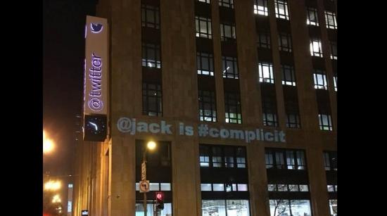 Activistas protestan contra Twitter por no eliminar la cuenta de Donald Trump