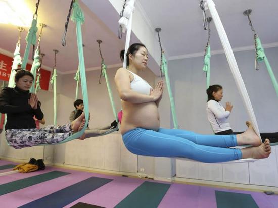Hace yoga con nueve meses de embarazo