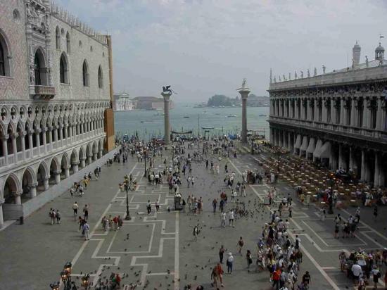 Proponen instalación de semáforos para gestionar las oleadas de turistas que invaden Venecia