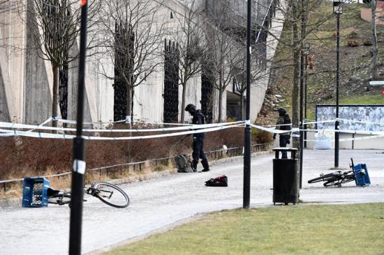 Un muerto y una herida al explotar un objeto junto a estación de Estocolmo
