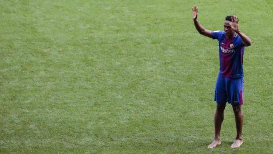 Yerry Mina pisó el césped del Camp Nou con sus pies descalzos