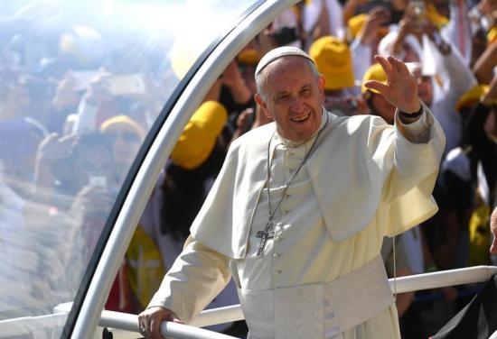 Un periódico golpea al papa Francisco durante su recorrido en papamóvil