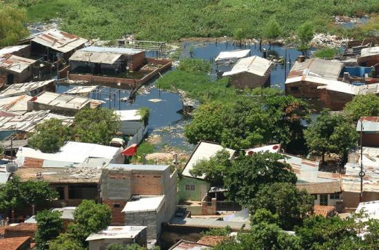 Río Paraguay llega a nivel 'crítico' en Asunción con 5.000 personas evacuadas