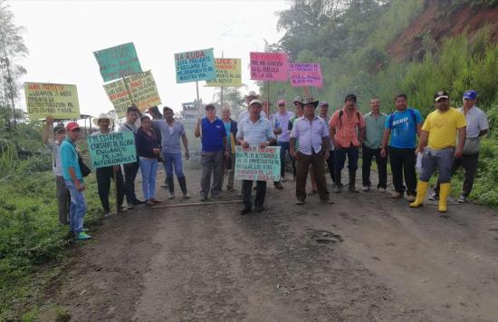 Chone: Comuneros cierran vía a la parroquia Barraganete para exigir obras