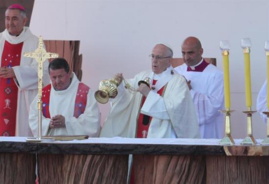 Sólo la mitad de los fieles previstos asisten a misa del papa Francisco en Temuco