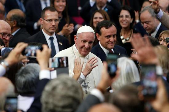 El papa Francisco casa a una pareja durante el vuelo de Santiago a Iquique