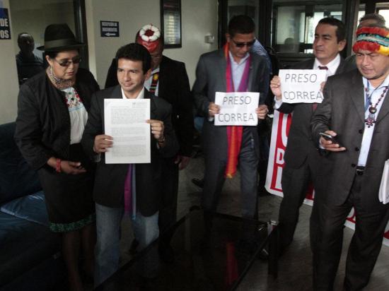 Pachakutik solicita a la Fiscalía que investigue al expresidente Correa