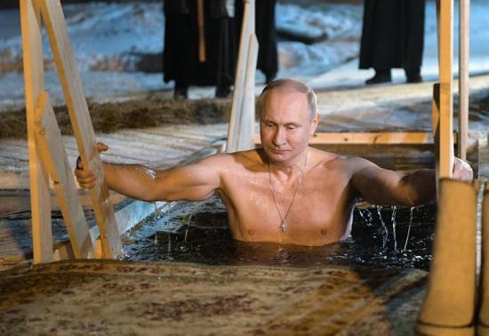 Vladímir Putin se sumergió en aguas heladas para celebrar la Epifanía ortodoxa