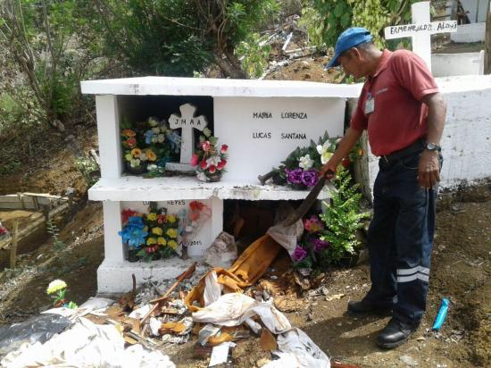 Profanan una tumba en el cementerio del cantón Paján