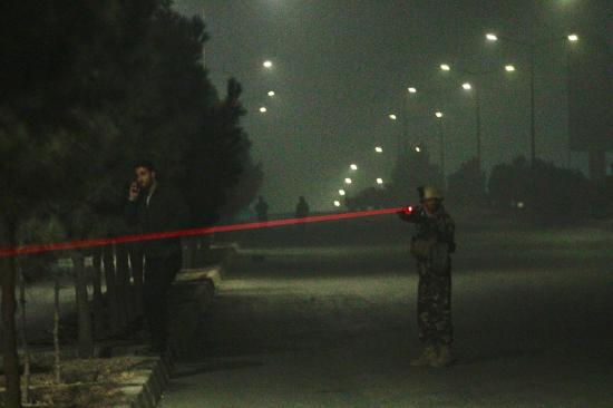 Insurgentes atacan y se atrincheran en un hotel en Afganistán